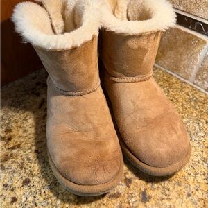 UGG mini Bailey bow chestnut boots size 8 classic fur a line